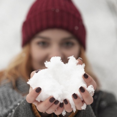 Чтобы ухаживать за руками зимой, создайте барьер, защищающий кожу от холода и сухого воздуха, обеспечьте достаточное увлажнение и используйте питат...