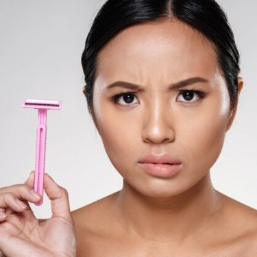 
Удаление волос с помощью бритвы - популярный метод среди женщин, но неправильное использование может привести к раздражениям, порезам и вросшим во...