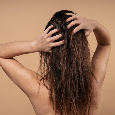 Льняное масло, богатое жирными кислотами омега-3 и омега-6, витаминами A, E, F и антиоксидантами, - это природный эликсир для волос. Оно укрепляет ...