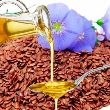 Омега-3 жирные кислоты льняного масла питают и увлажняют волосы, укрепляя и восстанавливая их. Оно также предотвращает ломкость, способствует росту...