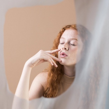 
Чтобы кожа была здоровой и сияющей, сочетайте регулярное очищение с использованием щадящих средств, ежедневное увлажнение и использование солнцеза...