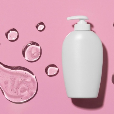 
Силиконы - это синтетические полимеры, используемые в средствах по уходу за волосами для создания защитной пленки, придания гладкости, блеска и уп...