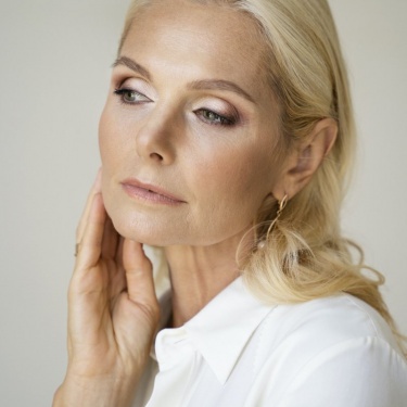 
Морщины - естественная часть старения, вызванная изменениями в структуре кожи и ее способности к самовосстановлению. Кожа состоит из трех основных...