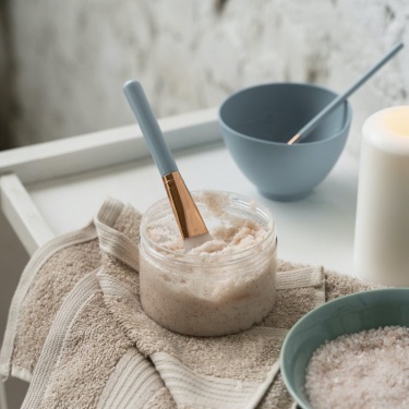 Зимой отшелушивающие скрабы для ног просто необходимы. Эти скрабы удаляют ороговевшие клетки, улучшают кровообращение, подготавливают кожу к увлажн...